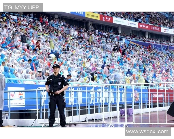 球迷为俱乐部造势:比赛前连续奋力呐喊助威的激情时刻 球迷为俱乐部造势:比赛前连续奋力呐喊助威的激情时刻